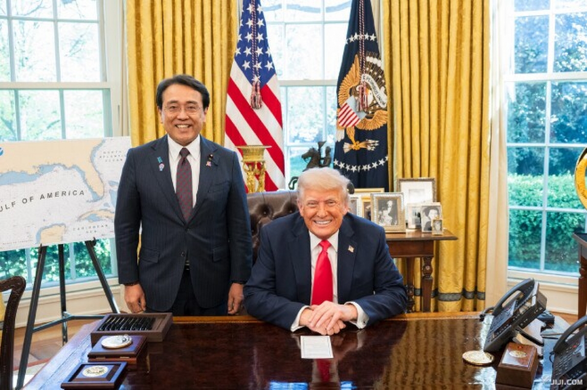 Tổng thống Mỹ Donald Trup và Bộ trưởng phụ trách phục hồi và phát triển kinh tế Nhật Bản Akazawa Ryosei tại Nhà Trắng (ảnh Jiji Press)