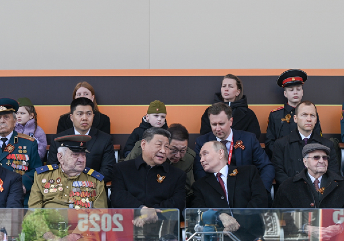 Tổng thống Nga Putin và Chủ tịch Trung Quốc Tập Cận Bình tại lễ kỷ niệm 80 năm Ngày Chiến thắng trong chiến tranh Vệ quốc vĩ đại vào ngày 9/5/2025 tại Moskva. Ảnh: Tân Hoa xã