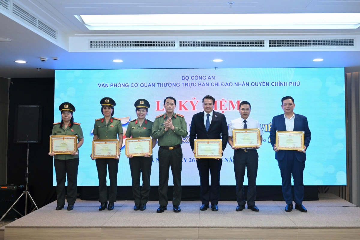 Trao bằng khen cho các cá nhân đạt thành tích xuất sắc trong công tác tuyên truyền về quyền con người.