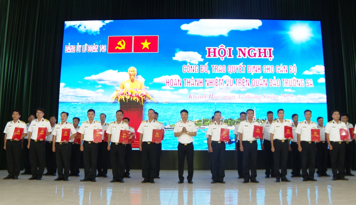 Thượng tá Bùi Xuân Bình, Chính Ủy Vùng 4 Hải quân trao quyết định cho các sĩ quan được thăng quân hàm, nâng lương trước niên hạn.