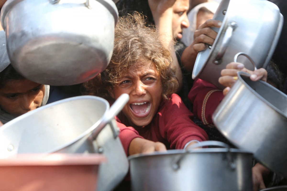 Người dân chờ nhận thức ăn từ một bếp ăn từ thiện ở Khan Younis, phía nam Dải Gaza. Ảnh: Reuters