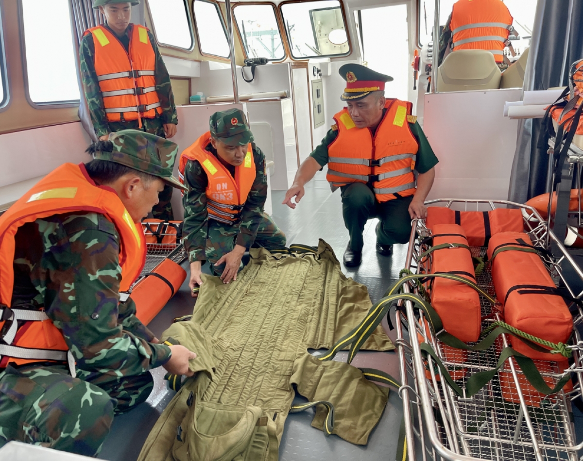 Trung bình mỗi kíp trực bố trí 6-8 người, sẵn sàng tham gia tìm kiếm cứu hộ, cứu nạn trên Vịnh Hạ Long khi có tình huống xảy ra.