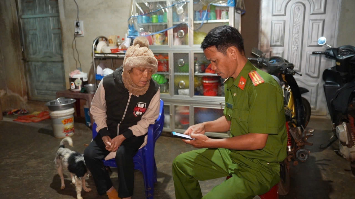 Trung tá Y Sila Êban khuyến cáo người dân cảnh giác với tội phạm trên không gian mạng.
