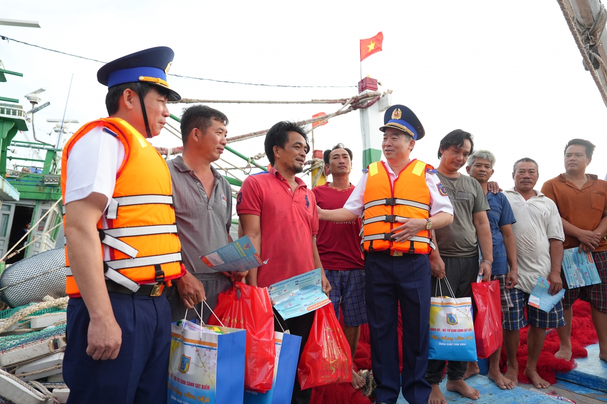 Trung tướng Bùi Quốc Oai, Chính ủy Cảnh sát biển Việt Nam tặng quà, động viên ngư dân Côn Đảo