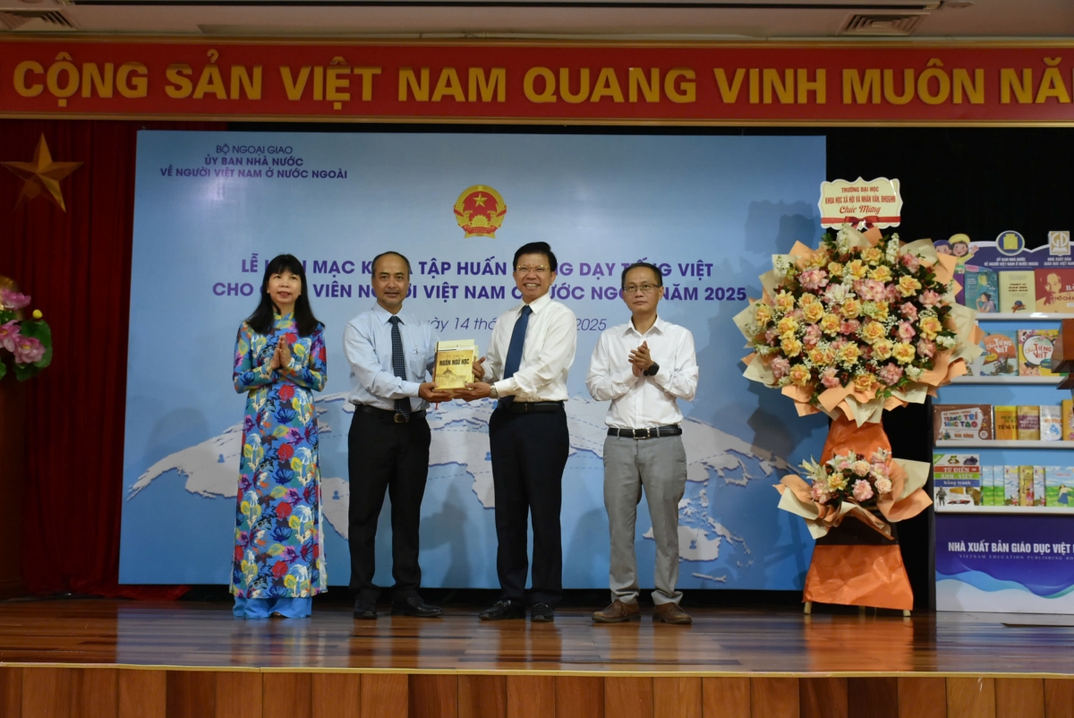 GS.TS Hoàng Anh Tuấn trao tặng Ủy ban Nhà nước về người Việt Nam ở nước ngoài bộ Từ điển Ngôn ngữ học (VOV1)