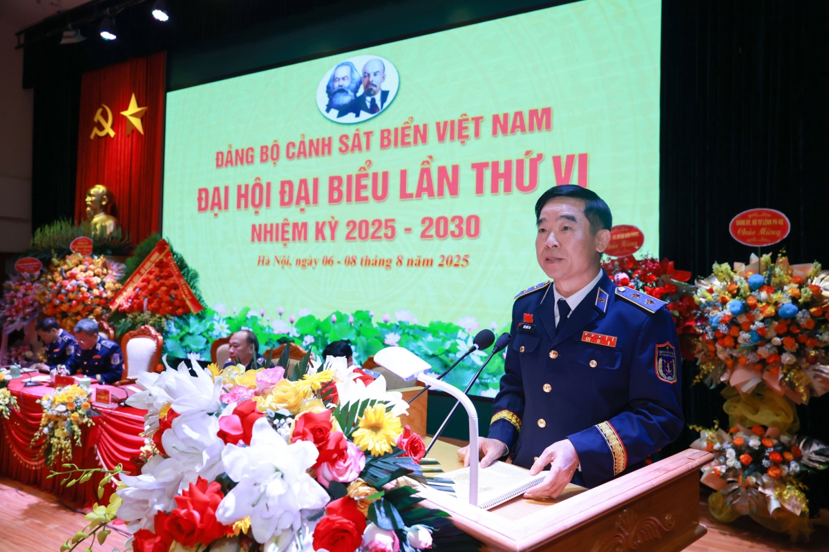 Trung tướng Bùi Quốc Oai trình bày báo cáo chính trị tại Đại hội