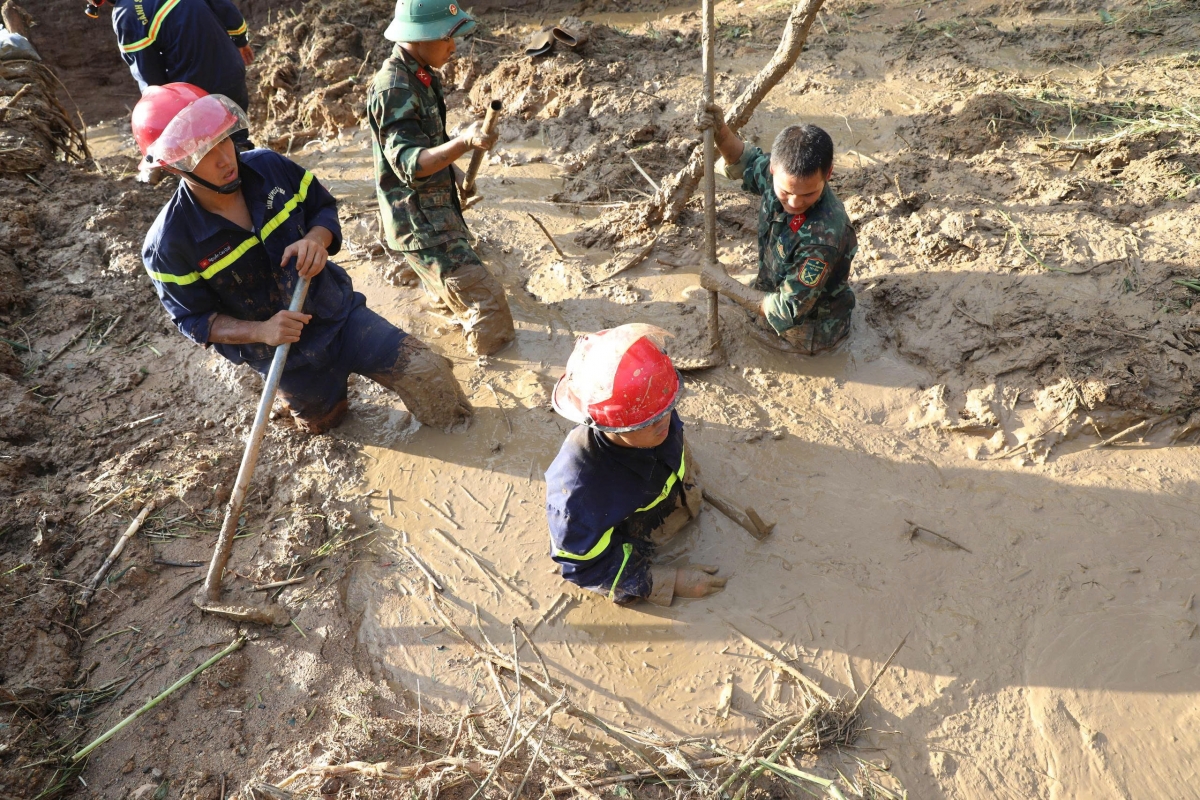 Tuy nhiên, lớp bùn dày đặc hàng mét, khiến công tác tìm kiếm gặp nhiều khó khăn