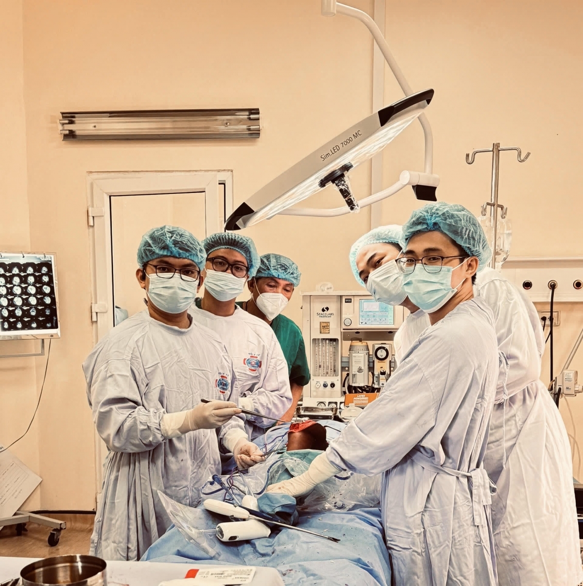 Các bác sỹ vui mừng trước thành công của ca phẫu thuật., mở ra nhiều cơ hội bảo tồn chi thể cho người bệnh ung thư xương tại Việt Nam