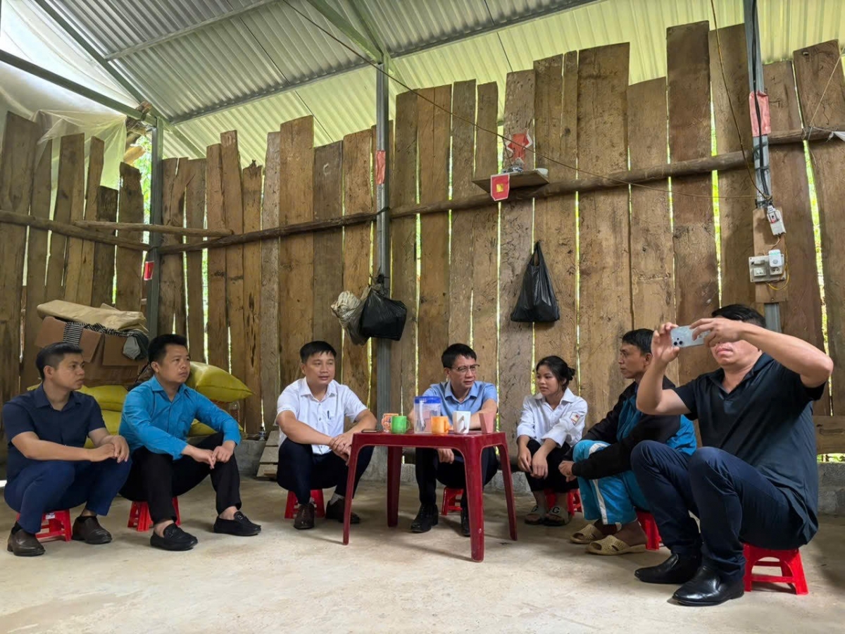 Ông Nguyễn Ngọc Ân thăm và hỗ trợ các học sinh có hoàn cảnh đặc biệt khó khăn của trường THPT số 2 Bắc Hà- Lào Cai
