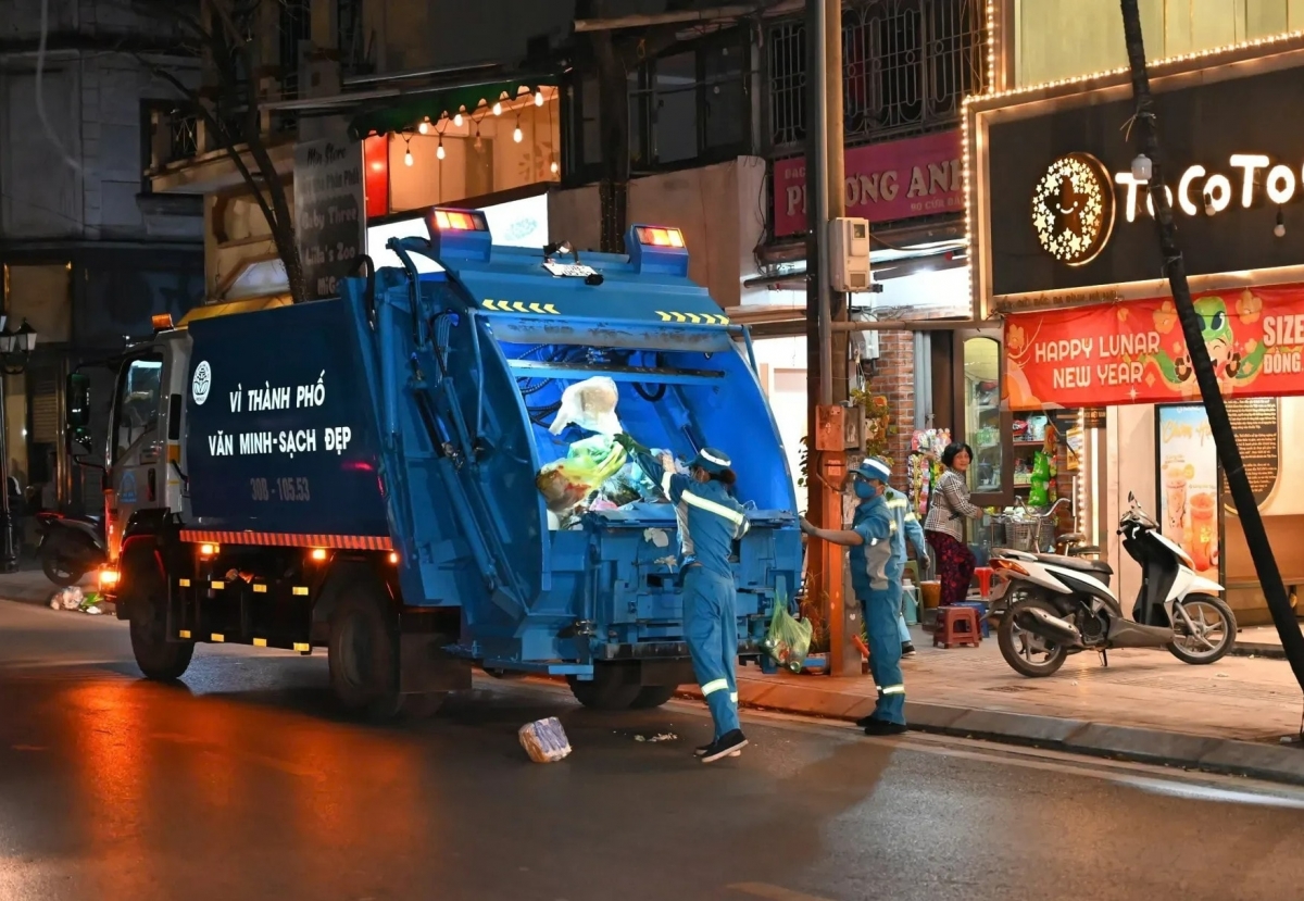 Công ty Môi trường đô thị Hà Nội tích cực dọn rác cả ngày lẫn đêm, đảm bảo Thủ đô luôn xanh, sạch, đẹp