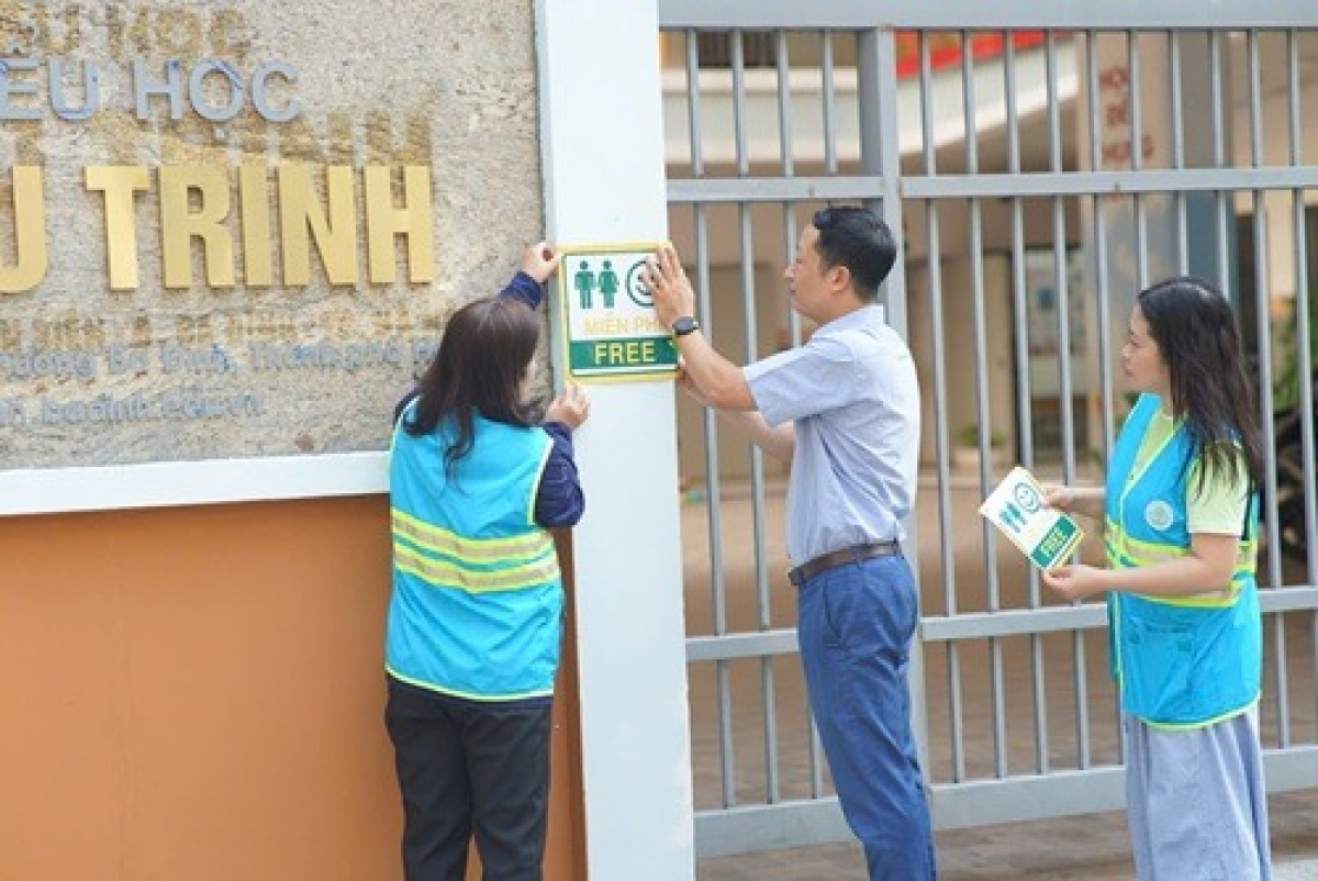Công nhân môi trường của URENCO đã phối hợp với người dân dán logo nhận diện nhà vệ sinh công cộng trên các tuyến phố phục vụ du khách.