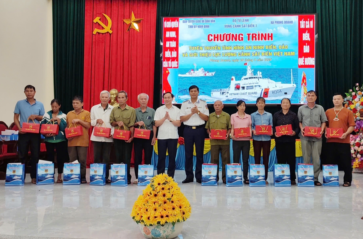 Vùng Cảnh sát biển 1 trao tặng quà cho các gia đình chính sách xã Phong Doanh, Ninh Bình
