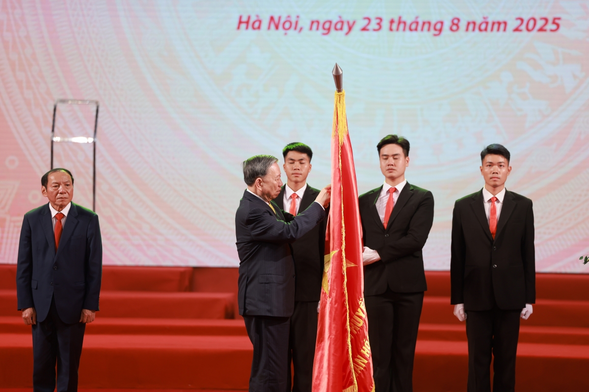 Tổng Bí thư Tô Lâm trao Huân chương Lao động hạng Nhất cho Bộ VHTTDL.