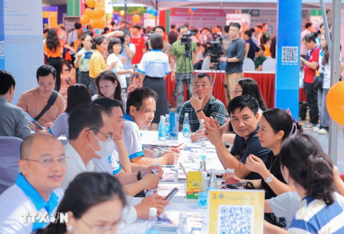Phụ huynh và thí sinh tìm hiểu thông tin các trường đại học, cao đẳng. Ảnh: Hoàng Hiếu/TTXVN