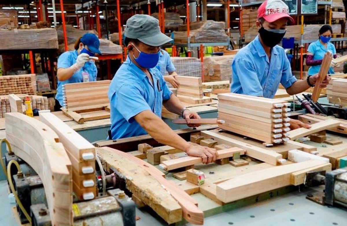 Công nhân sản xuất, chế biến gỗ trong nhà máy