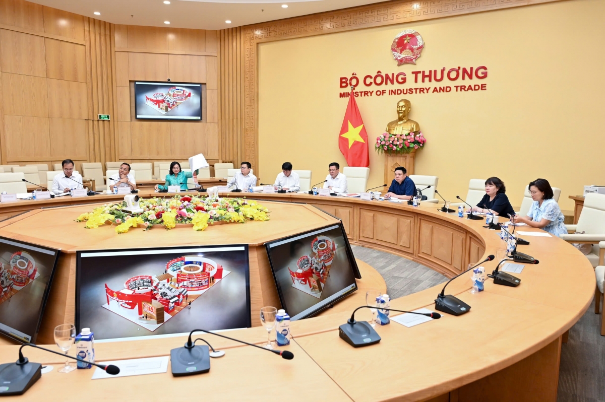 Ban Thường vụ đảng ủy Bộ Công Thương cùng các đơn vị liên quan duyệt phương án thiết kế và đề cương triển lãm