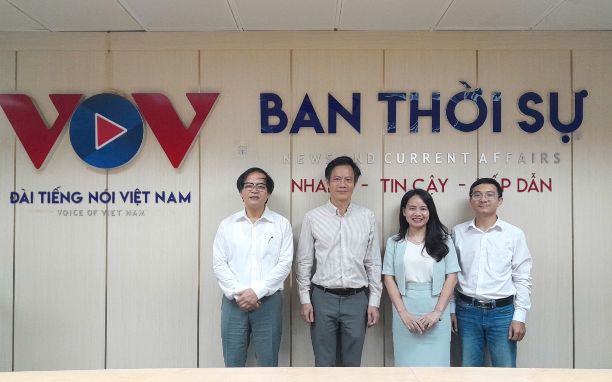 Ảnh (từ trái qua phải): TS Tô Hoài Nam- TS Lê Duy Bình- PGS.TS Vũ Thanh Hương- BTV Thành Trung