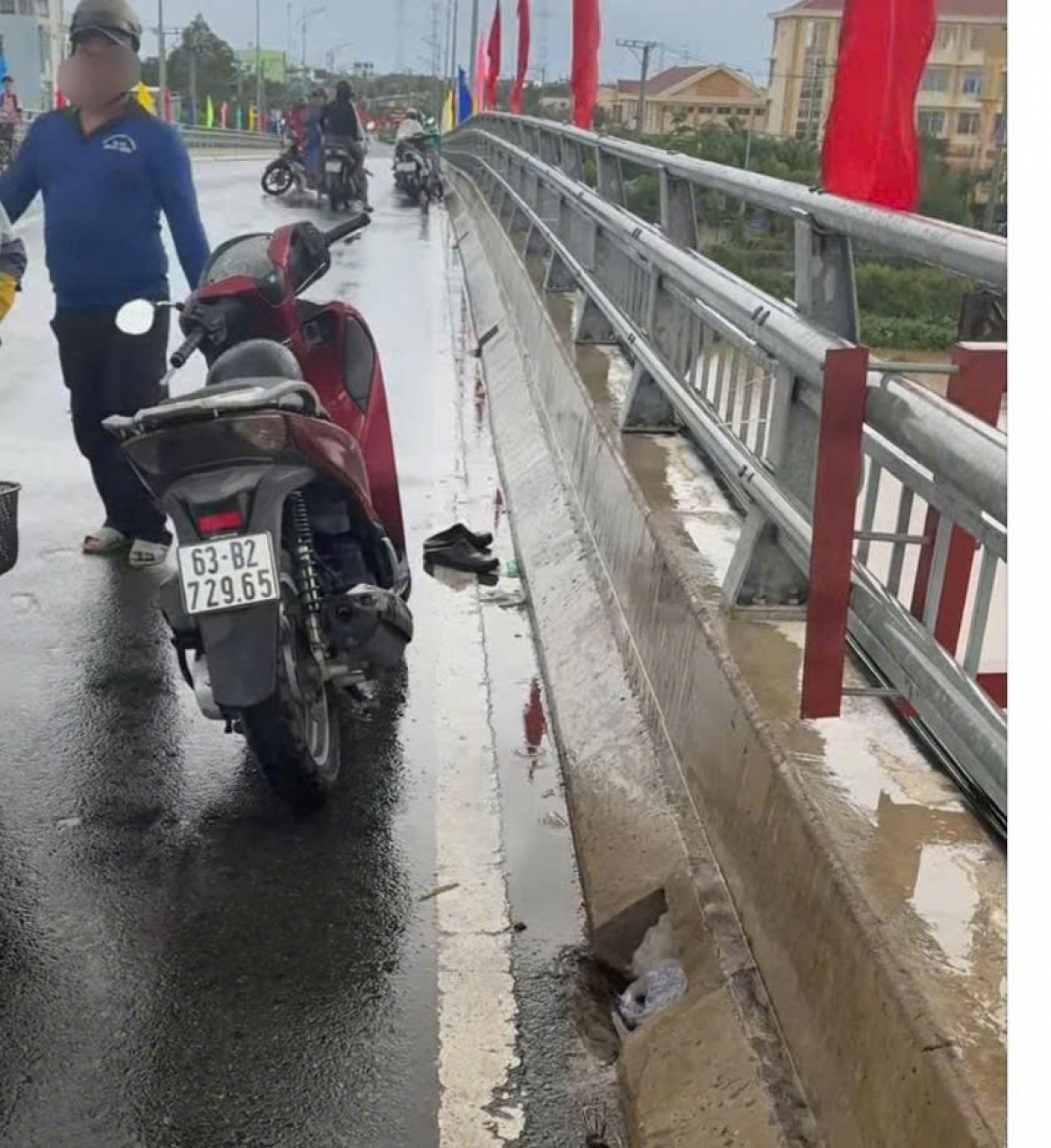Chiếc mô tô mà người đàn ông này bỏ lại trên cầu nhảu xuống dòng sông tự tử