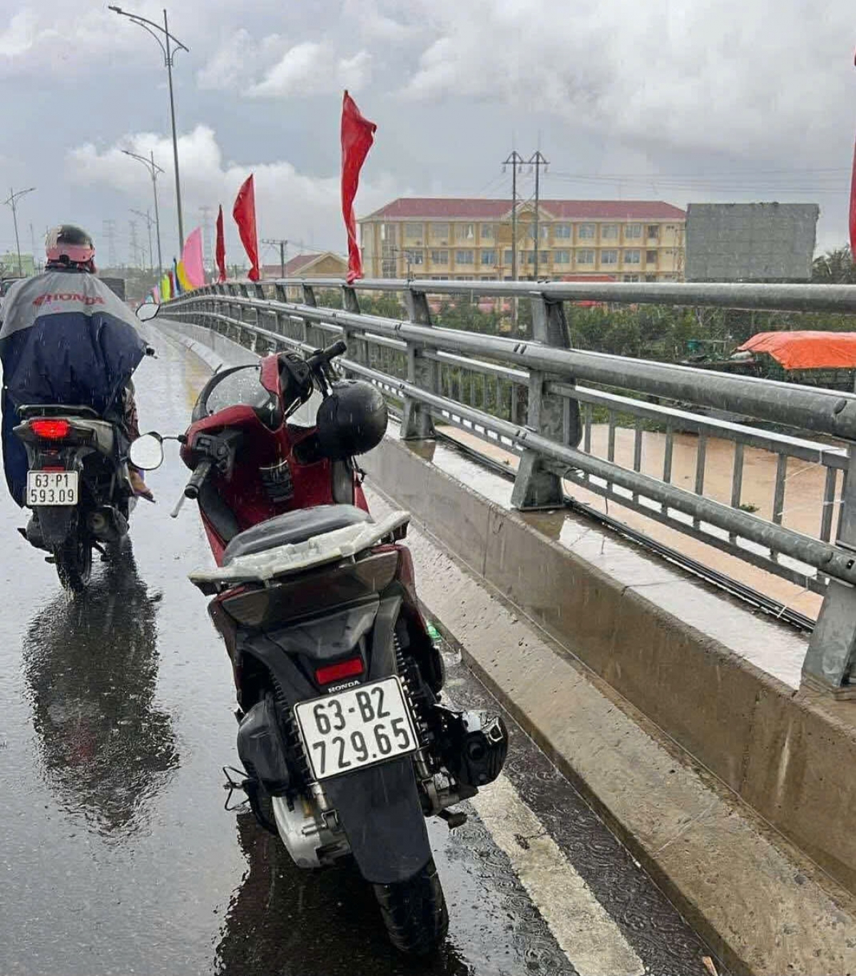 Nếu không có người đi trên sà lan cứu vớt thì sinh mạng chủ phương tiện này khó an toàn