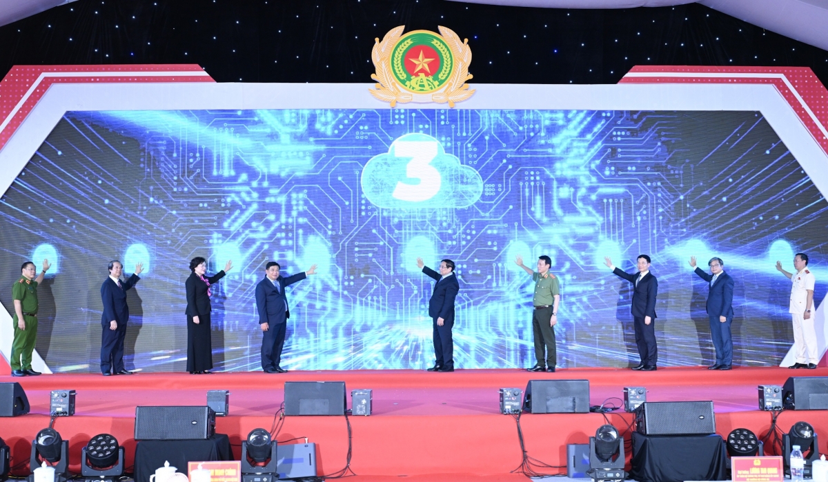 Thủ tướng Phạm Minh Chính cùng lãnh đạo các bộ, ngành đã bấm nút, chính thức khai trương Trung tâm Dữ liệu quốc gia số 1 và công bố vận hành chính thức Hệ thống Cơ sở dữ liệu của Trung tâm Dữ liệu quốc gia.
