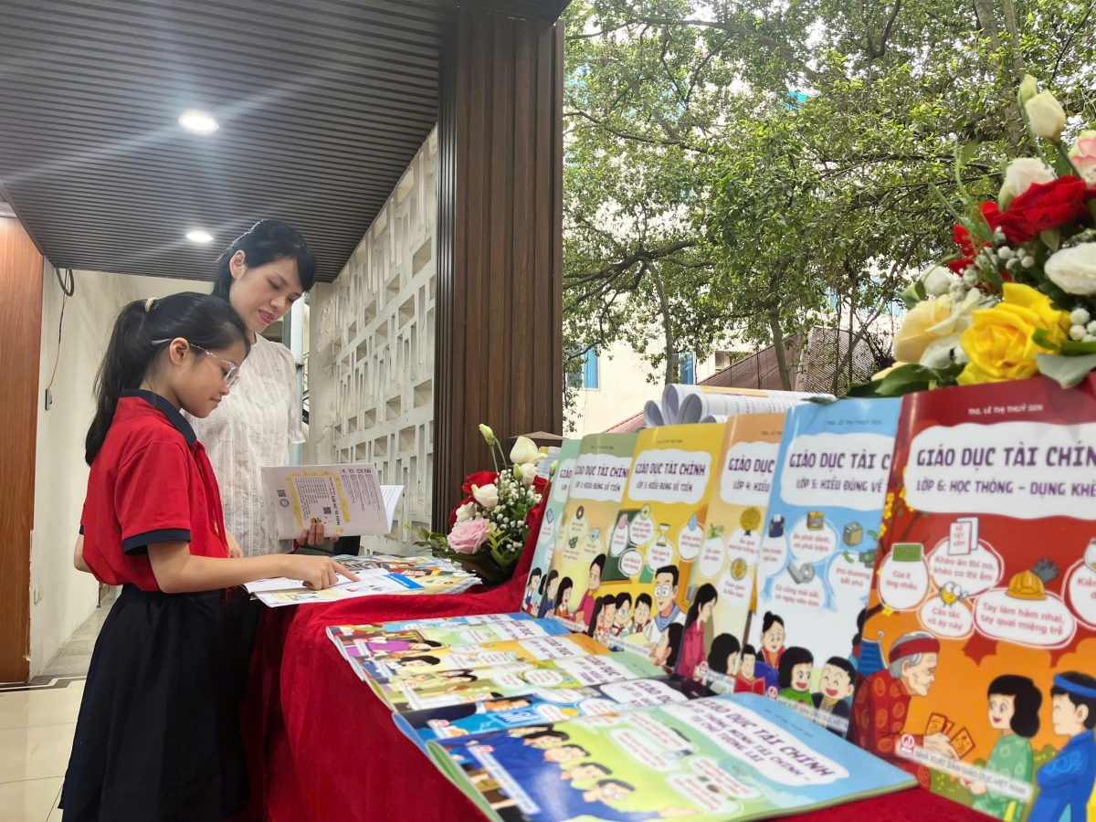 Học sinh và phụ huynh tìm hiểu về bộ sách tại chương trình ra mắt