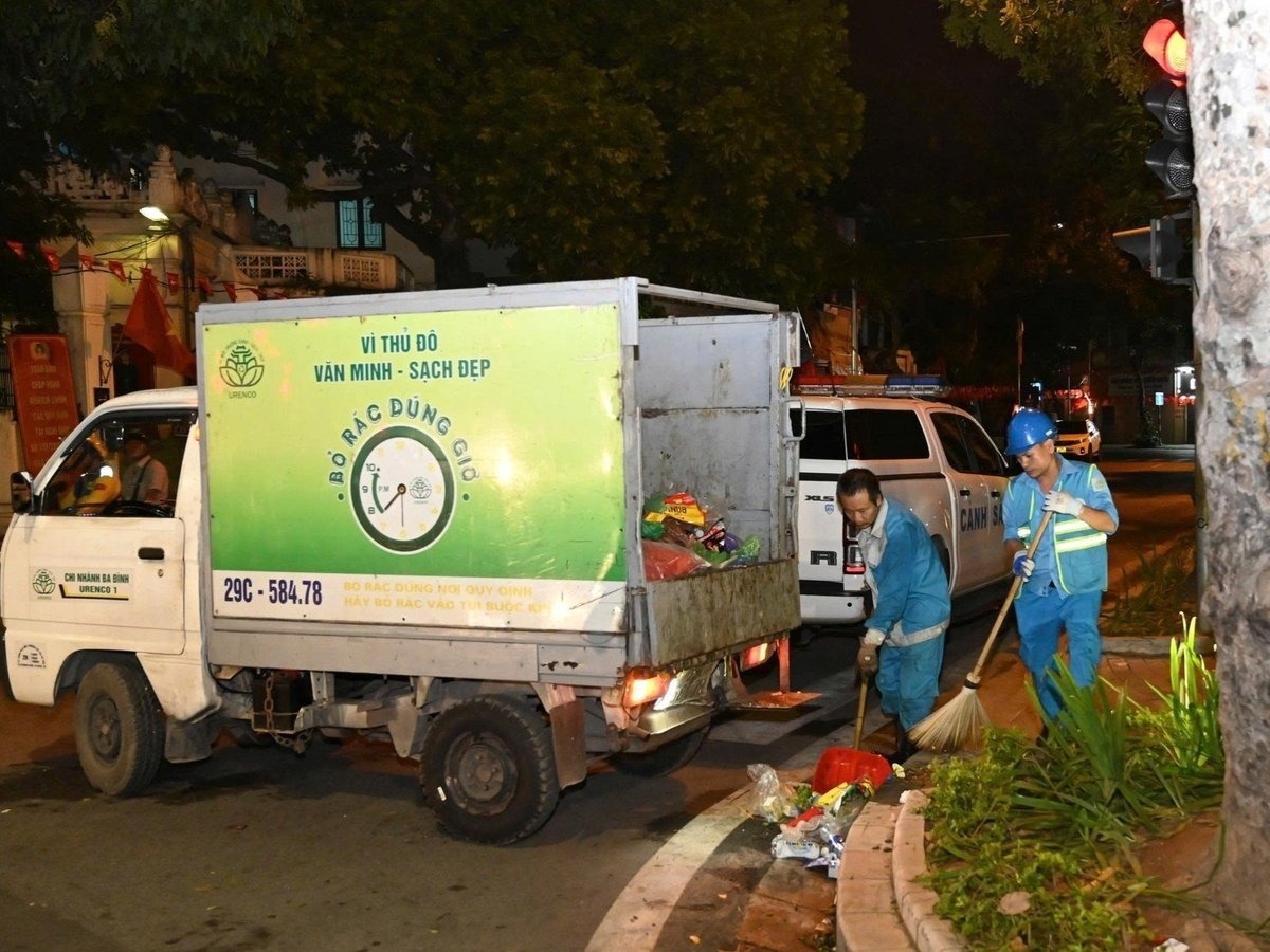 Sau mỗi sự kiện, lực lượng vệ sinh môi trường phải thu gom một lượng rác khổng lồ.