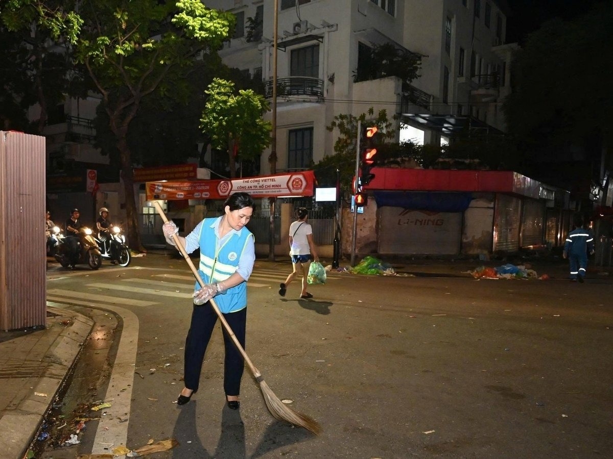 Bà Hoàng Thị Bích Hạnh, Phó Chủ tịch Công đoàn, Công ty TNHH MTV Môi trường đô thị Hà Nội tham gia tổng vệ sinh sau buổi tổng hợp luyện.