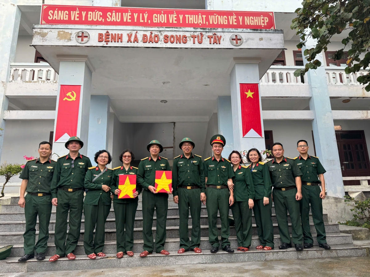 Lá cờ Tổ quốc được các thầy thuốc BV TW Quân đội 108 trao tặng nơi đảo xa – bệnh xá đảo Song Tử Tây, Quần đảo Trường Sa, Việt Nam