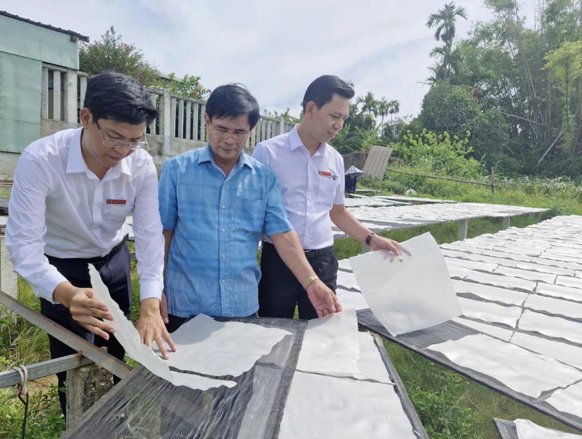 Ông Phạm Quang (giữa) được Agribank - Chi nhánh Đại Lộc- Quảng Nam hỗ trợ vốn vay mở rộng cơ sở sản xuất bánh tráng