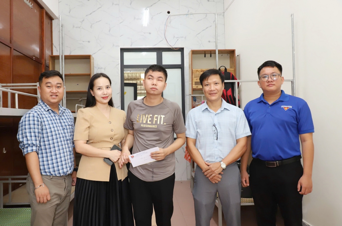Đoàn trường Đại học Sư phạm trao quà tặng sinh viên Võ Thành Nhân.jpg