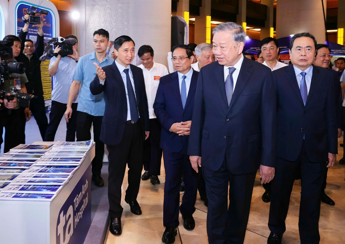 Ông Ngô Chí Dũng, Chủ tịch Hội đồng Quản trị Hệ thống BVĐK Tâm Anh, Vắc xin VNVC giới thiệu với Tổng Bí thư Tô Lâm và các lãnh đạo cấp cao của Đảng, Nhà nước về khu vực trưng bày của Hệ sinh thái Tâm Anh ,VNVC tại triển lãm.