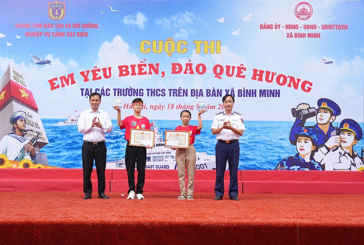 Đại tá Nguyễn Văn Tuân và đồng chí Lê Văn Ân trao giải cho các thí sinh đạt giải Nhì.