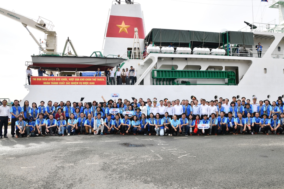 Các đại biểu chụp ảnh lưu niệm trước giờ lên tàu đi thăm cán bộ, chiến sĩ, nhân dân và các lực lượng trên vùng biển Tây Nam.