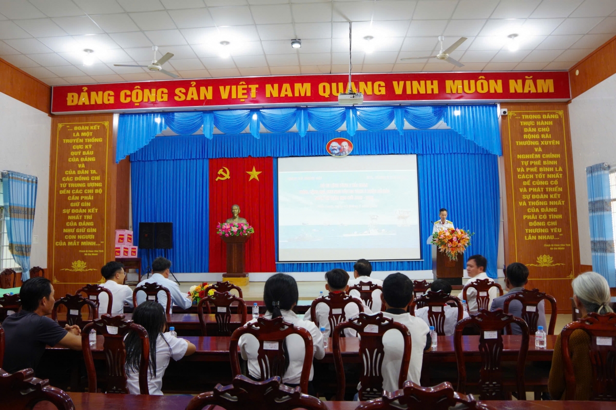 Quang cảnh buổi trao quà