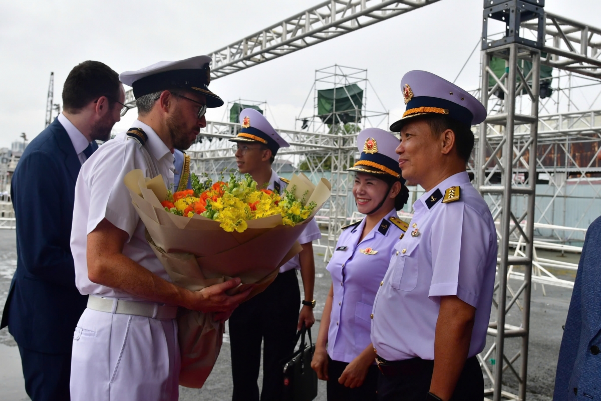 Thượng tá Phan Anh Tuấn, Phó Lữ đoàn trưởng Lữ đoàn 125, Vùng 2 Hải quân, chủ trì đón tàu Hải quân Hoàng gia Anh HMS Richmond tại cảng Nhà Rồng
