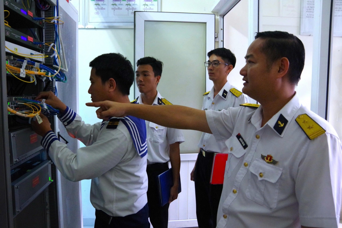 Trung tá Nguyễn Văn Đại - Chủ nhiệm Thông tin Vùng kiểm tra công tác bảo quản kỹ thuật thông tin tuần của Tiểu đoàn Thông tin 67