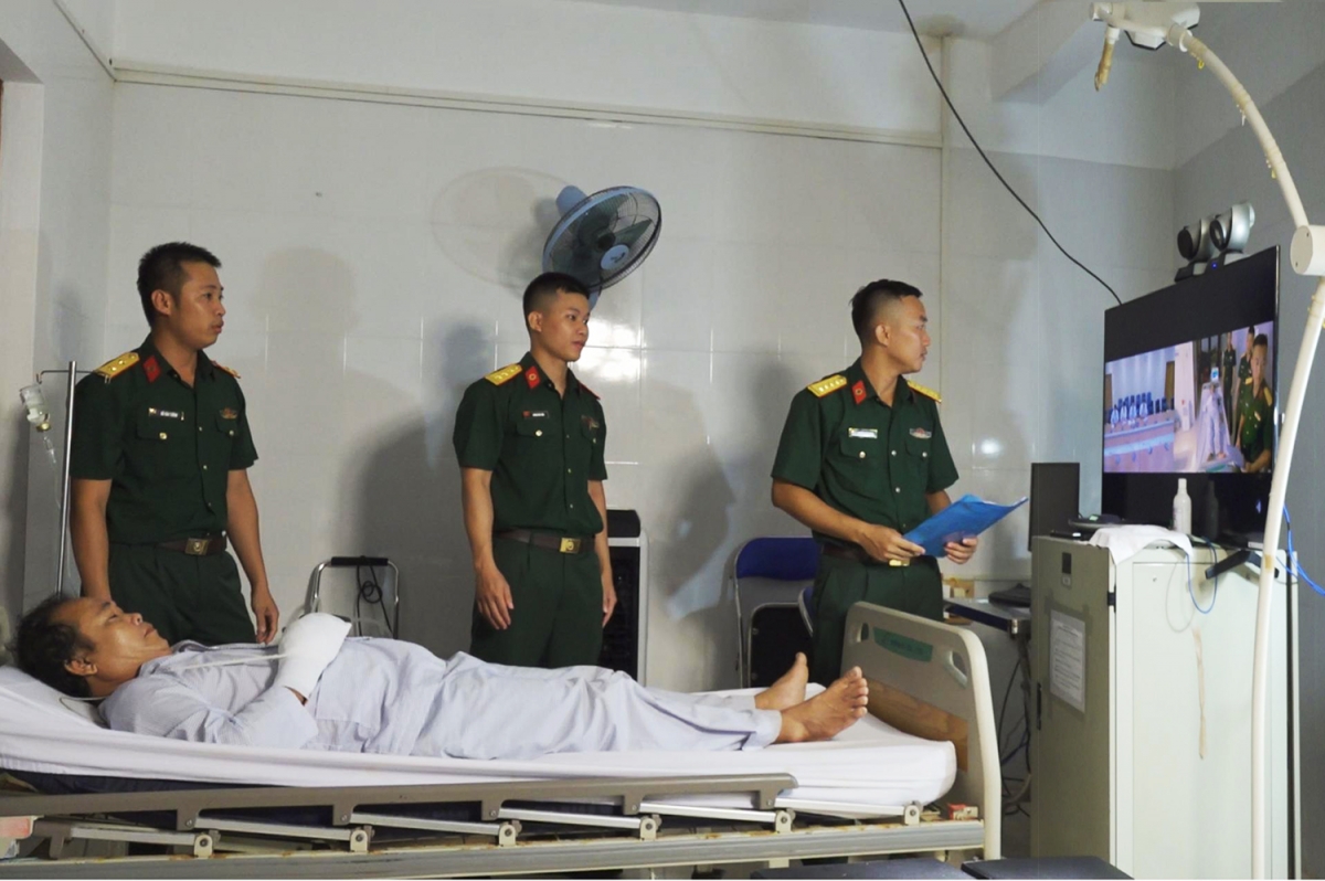 Các y bác sĩ Bệnh xá Trường Sa hội chẩn trực tuyến với các chuyên gia đầu ngành của Bệnh viện Quân y 175 để điều trị cho ngư dân Vĩnh Văn Non sau khi cấp cứu