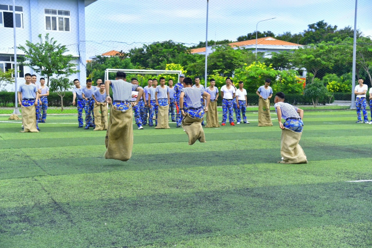 Nhảy bao bố, trò chơi truyền thống tạo không khí sôi động ở đơn vị