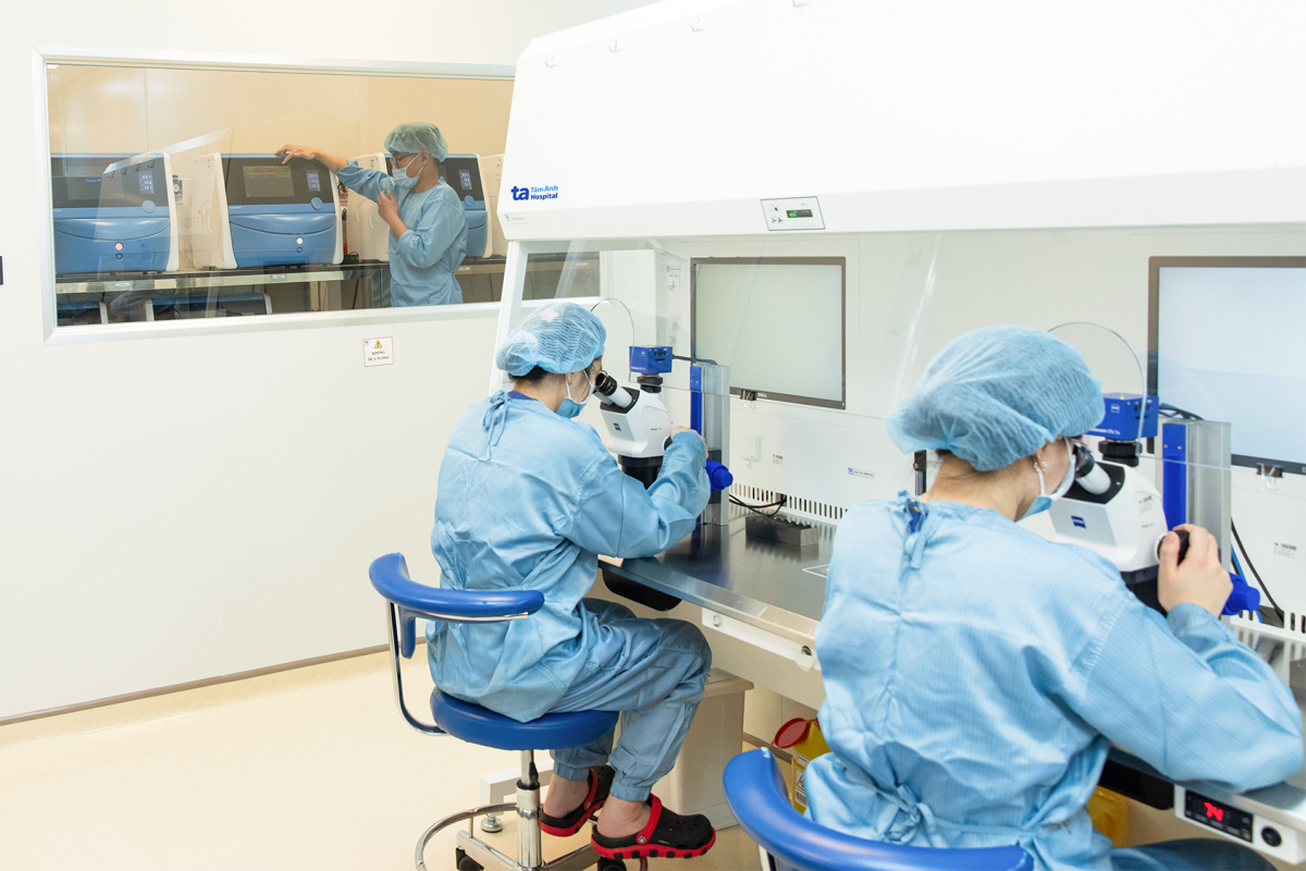 Với Hệ thống “lab trong lab” siêu sạch, đội ngũ bác sĩ - chuyên viên phôi học tại IVF Tâm Anh triển khai nhiều công nghệ và kỹ thuật chuyên sâu, nâng tỷ lệ có thai cộng dồn trung bình lên tới hơn 80%, giúp hàng nghìn vợ chồng hiếm muộn sinh con khỏe mạnh