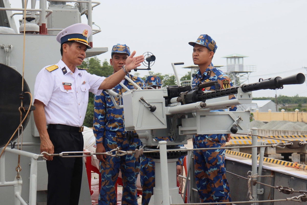  Chỉ huy Lữ đoàn 175 kiểm tra công tác huấn luyện tại tàu 