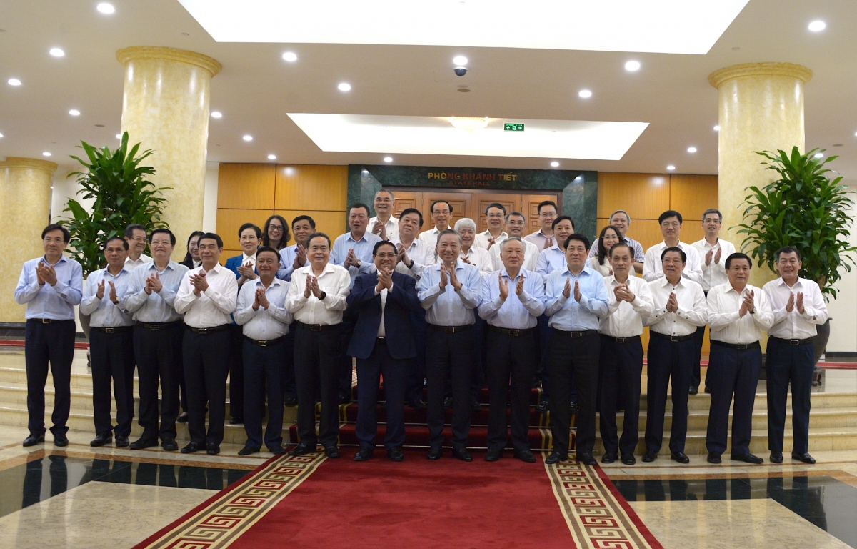 Các đại biểu chụp ảnh lưu niệm