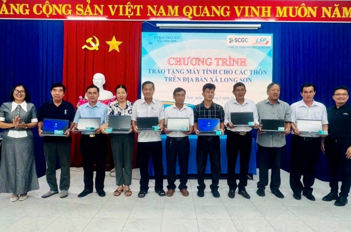Đại diện các thôn ở xã Long Sơn, TPHCM nhận máy tính xách tay từ LSP