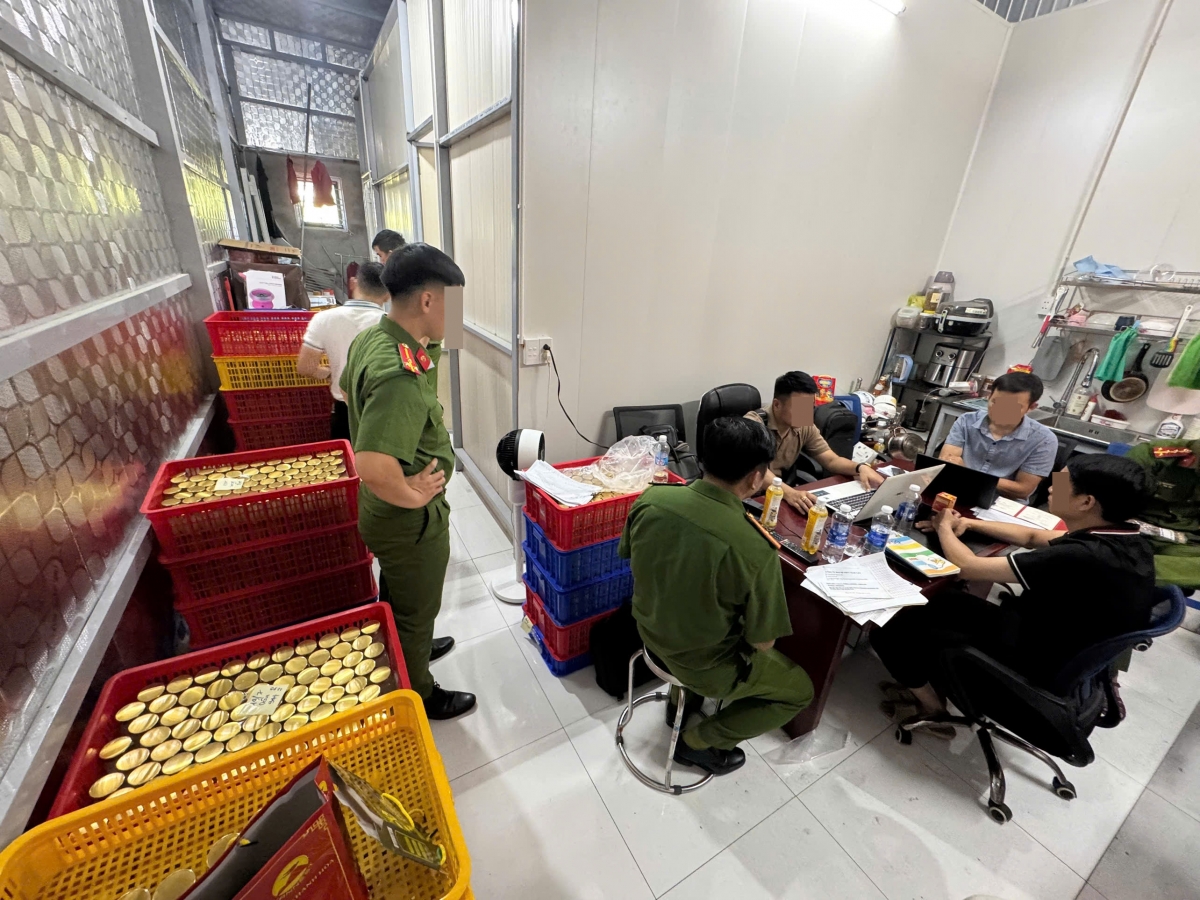 Khám xét xưởng sản xuất yến chưng giả tại Công ty TNHH Vannest.