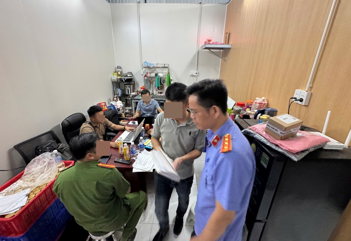 Cơ quan chức năng tiến hành khám xét xưởng sản xuất yến chưng giả tại Công ty TNHH Vannest (địa chỉ tại Khu dân cư và chợ Điện Dương, phường Điện Bàn Đông, thành phố Đà Nẵng).