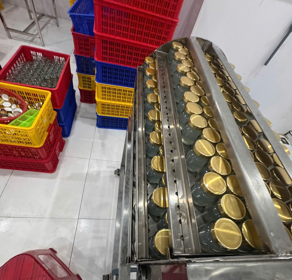 Rất nhiều hũ thủy tinh bên trong xưởng sản xuất yến chưng giả tại Công ty TNHH Vannest.