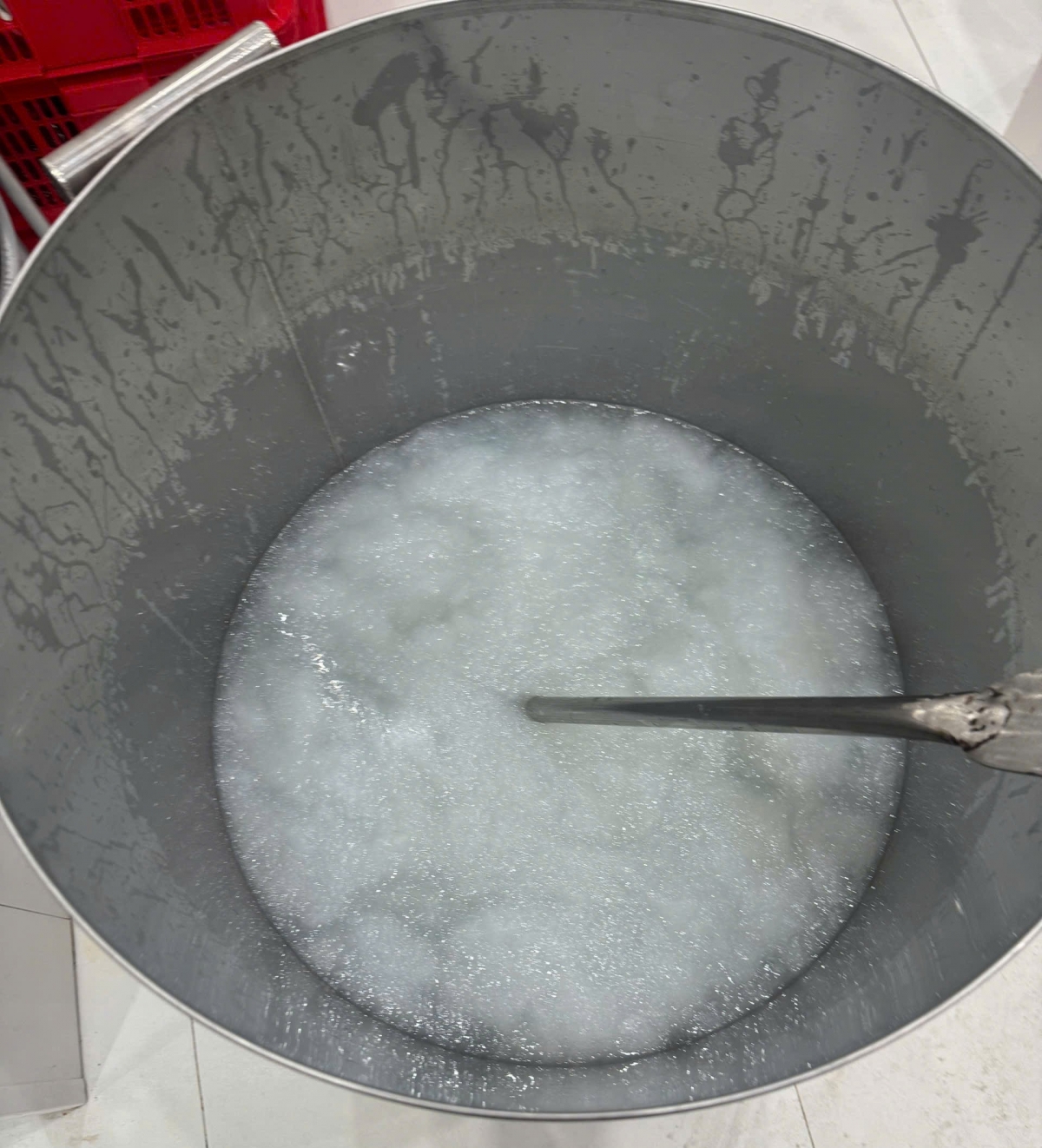 Vật dụng bên trong xưởng sản xuất yến chưng giả tại Công ty TNHH Vannest.