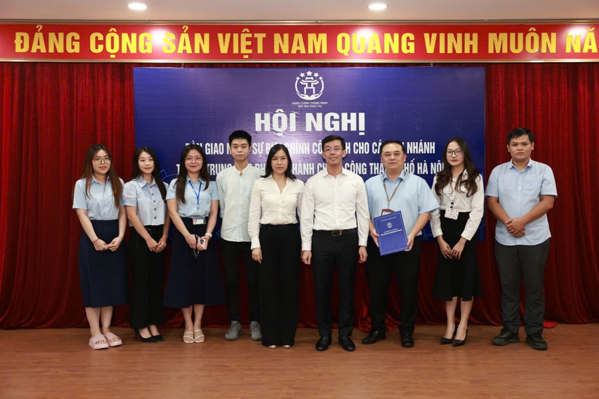 Bàn giao nhân sự bưu chính công ích cho Trung tâm Phục vụ Hành chính công TP. Hà Nội