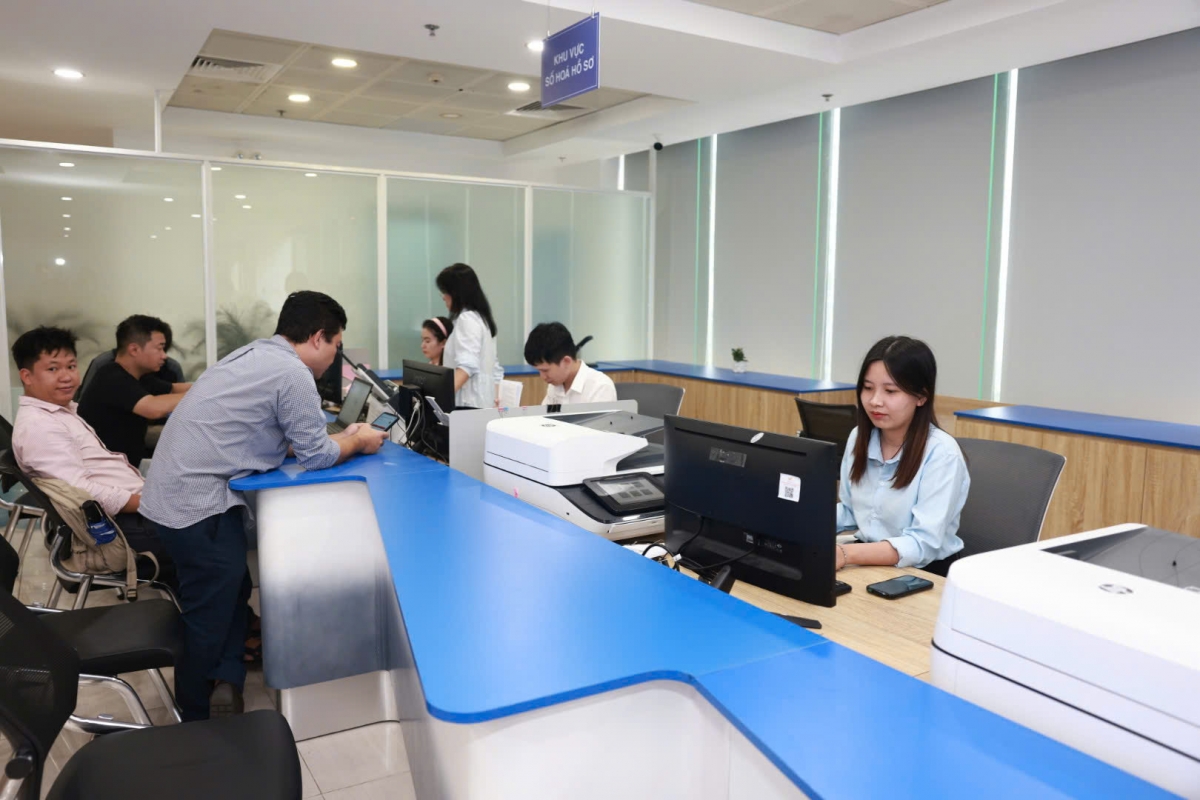 Nhân viên Bưu điện tham gia số hóa hồ sơ tại Trung tâm phục vụ Hành chính công TP. Hà Nội