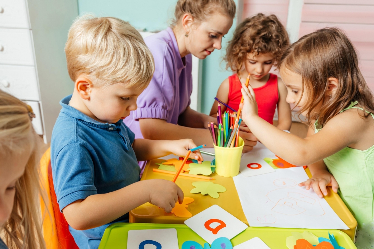 Năm học mới với nhiều gánh nặng tài chính ở châu Âu. Ảnh: ETUCE