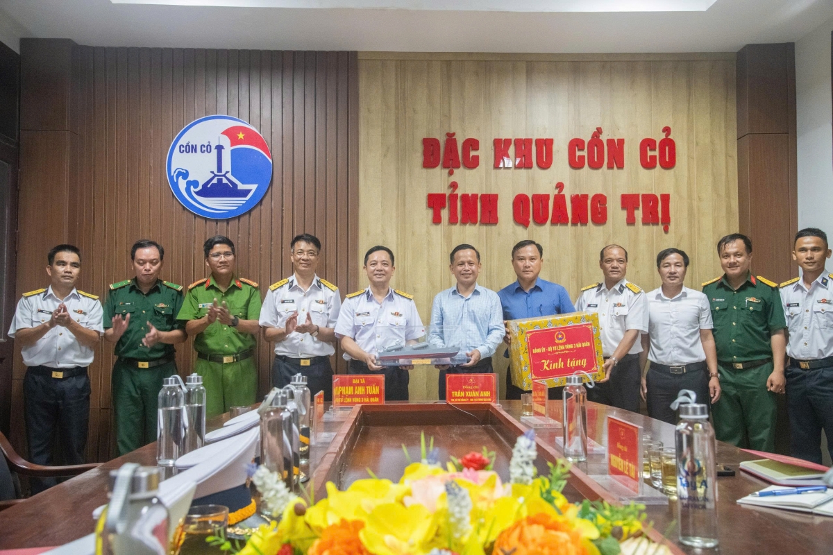 Đại tá Phạm Anh Tuấn, Tư lệnh Vùng 3 Hải quân và đoàn công tác chào xã giao và tặng quà cho lãnh đạo chính quyền Đặc Khu Cồn Cỏ